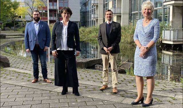 Die EBZ Business School begrüßt zwei neue Professoren (v. re.): Kanzlerin Diana Ewert, Rektor Prof. Dr. Daniel Kaltofen, Dr. Katharina Böhm und Dr. Marco Schwenke. Bild: EBZ